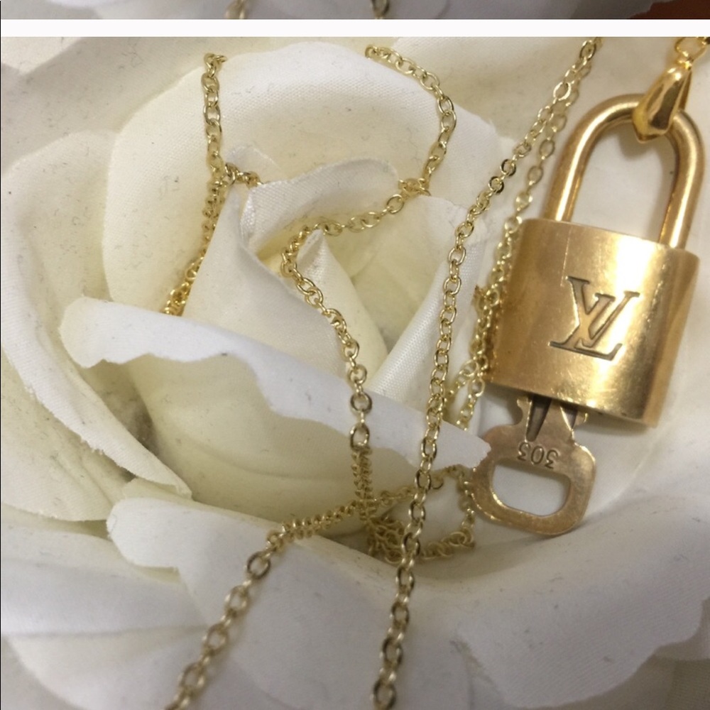 Louis Vuitton lock and key with gold necklace - Picture 2 of 7